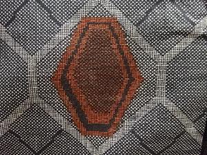 アンティーク　亀甲模様織り出し本場泥大島紬着物(5マルキ)